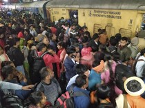 Potret Warga Desak-desakan Naik Kereta hingga Tewaskan 15 Orang di India