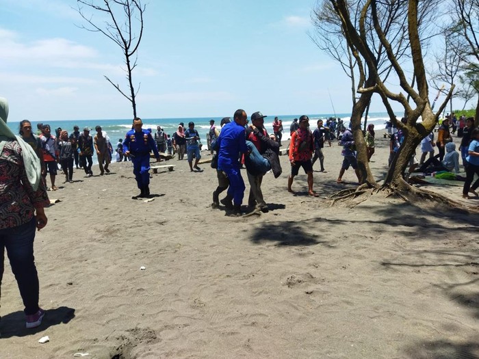 Proses evakuasi wisatawan usai terseret ombak Pantai Cangkring, Srandakan, Bantul, Minggu (16/2/2025).