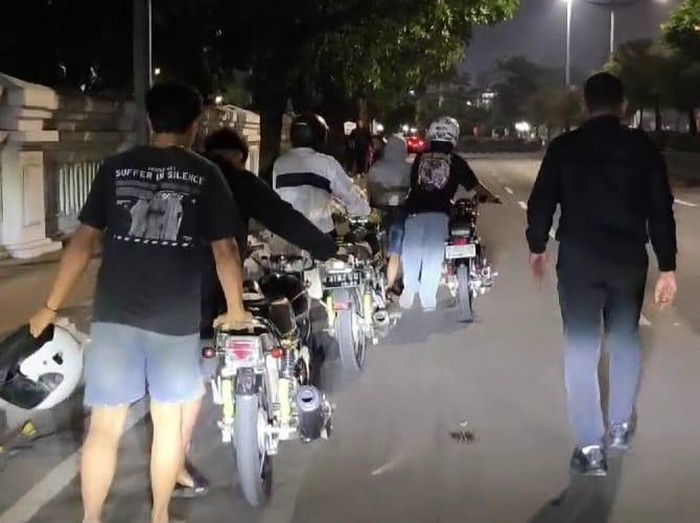Puluhan pembalap liar di Kota Semarang dihukum mendorong motor dari Tugu Muda hingga Mapolrestabes Semarang, Minggu (16/2/2025) dini hari.