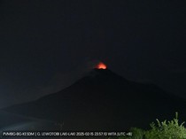 Puncak Kawah Gunung Lewotobi Laki-laki Pancarkan Sinar Api