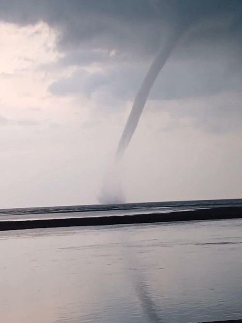 Tangkapan layar angin puting beliung di perairan Desa Perancak, Kecamatan Jembrana, Sabtu (15/2/2025).