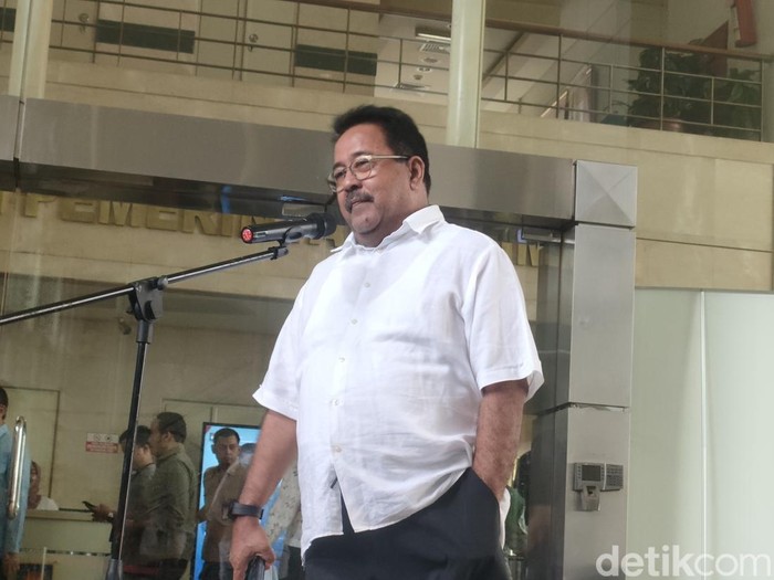 Rano Karno usai cek kesehatan di Kemendagri, Jakarta Pusat (Jakpus), Minggu (16/2/2025). (Dwi R/detikcom)