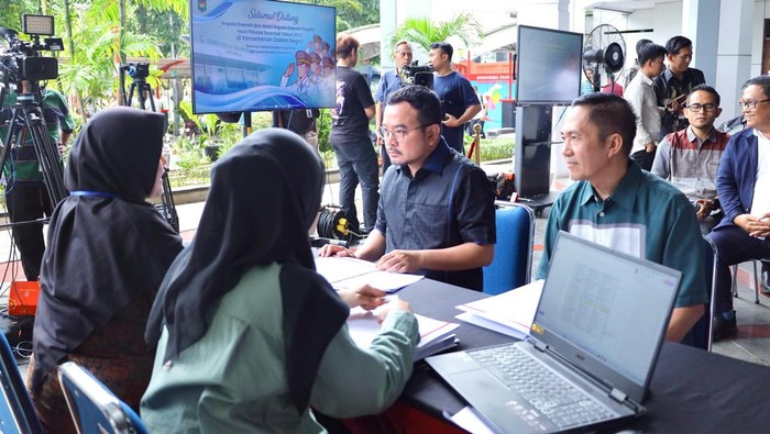 Ratu Dewa dan Prima Salam menjalani pemeriksaan kesehatan di Kantor Kementerian Dalam Negeri