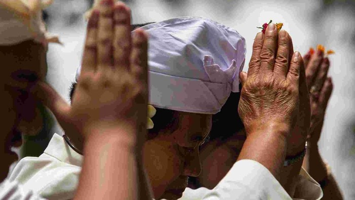 Umat Hindu mengikuti Upacara Giri Kerti di Kaliurang, Sleman, DI Yogyakarta, Minggu (16/2/2025). Upacara suci yang dikuti ratusan umat Parisada Hindu Dharma Indonesia (PHDI) Kabupaten Sleman itu merupakan ungkapan rasa syukur kepada Sang Pencipta untuk menyambut Hari Raya Nyepi.