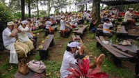 Umat Hindu mengikuti upacara Giri Kerti di lereng Gunung Merapi tepatnya di Kaliurang, Sleman, DIY, Minggu (16/2/2025).