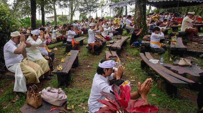 Umat Hindu mengikuti Upacara Giri Kerti di Kaliurang, Sleman, DI Yogyakarta, Minggu (16/2/2025). Upacara suci yang dikuti ratusan umat Parisada Hindu Dharma Indonesia (PHDI) Kabupaten Sleman itu merupakan ungkapan rasa syukur kepada Sang Pencipta untuk menyambut Hari Raya Nyepi.