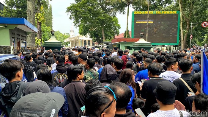 Ribuan Bobotoh penuhi lokasi nonton bareng (Nobar) Persib Bandung melawan Persija Jakarta di Kota Bandung, Jawa Barat.