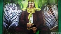 Deretan sumur itu memiliki nama dan fungsinya sendiri seperti Sumur Sri Ningsih untuk menerangkan lahir batin, Sumur kedua bernama Sri Waras untuk kesehatan sehat dan sentosa, Sumur ketiga bernama Sri Lungguh untuk kedudukan derajat,  Sumur keempat bernama Sri Kunaratih Kumadjaya untuk mencari jodoh, Sumur kelima bernama Sri Rezeki untuk usaha mencari rezeki, Sumur keenam bernama Dewi Sri Mulyasari untuk pengobatan, dan Sumur ketujuh bernama Sri Pontjo Warno untuk menolak malapetaka. 