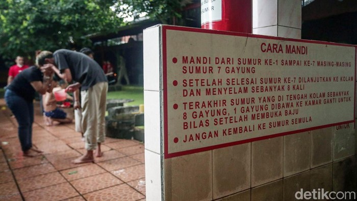 Ritual keagamaan di sekitar sumur tua keramat