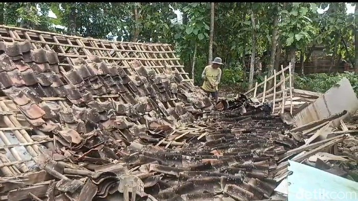 Rumah nenek Suparmi di Ngawi yang tiba-tiba roboh. Sang nenek selamat dan hanya mengalami luka ringan.