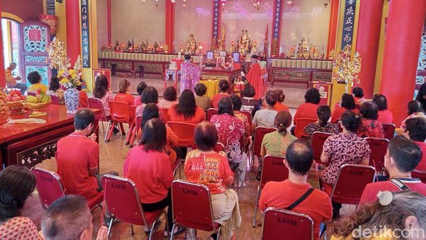 Sejumlah orang mengikuti prosesi ritual tolak bala di Klenteng Liong Hok Bio, Kota Magelang, Minggu (16/2/2025).