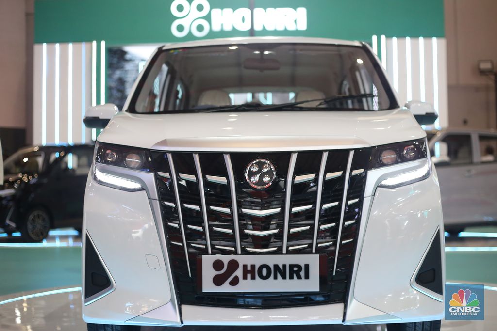 Sejumlah pengunjung menghadiri Indonesia International Motor Show (IIMS) 2025 di JIExpo, Jakarta Pusat, Sabtu (15/2/2025). (CNBC Indonesia/Tias Budiarto)