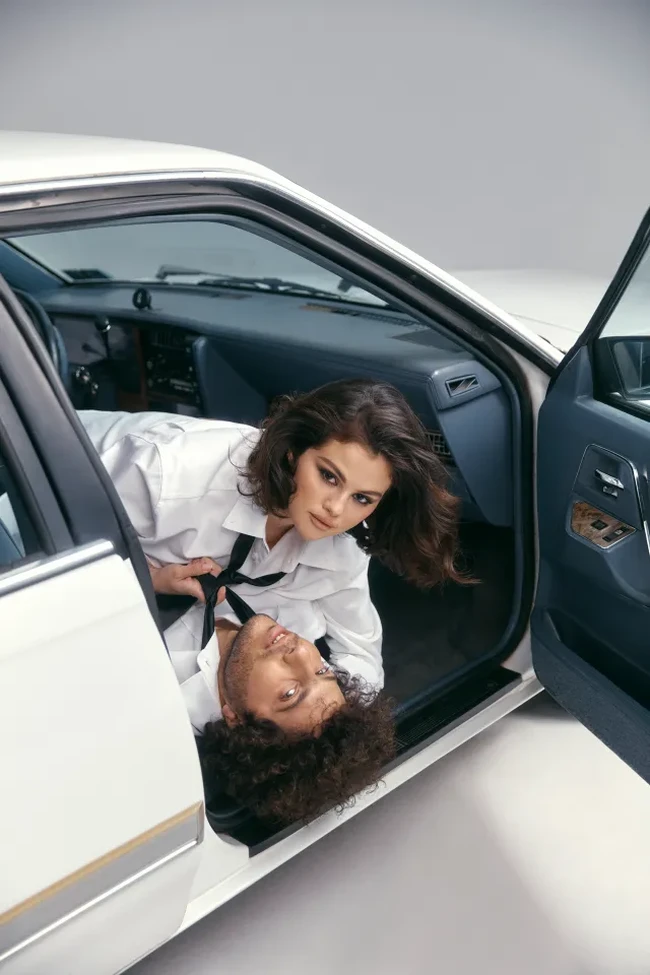 Foto-foto dari pemotretan ini langsung membuat internet heboh. Banyak fans yang membanjiri kolom komentar dengan pujian maupun kritikan. Foto: Instagram/@interviewmag