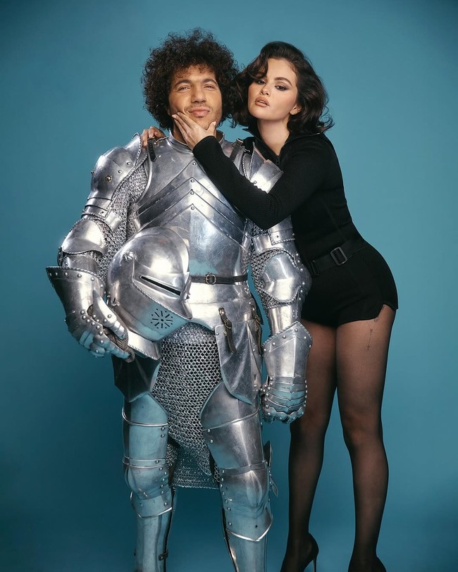 Salah satu foto yang paling mencolok menunjukkan Benny mengenakan baju zirah berwarna perak yang berkilau, kontras dengan Selena yang tampil serba hitam. Foto: Instagram/@interviewmag
