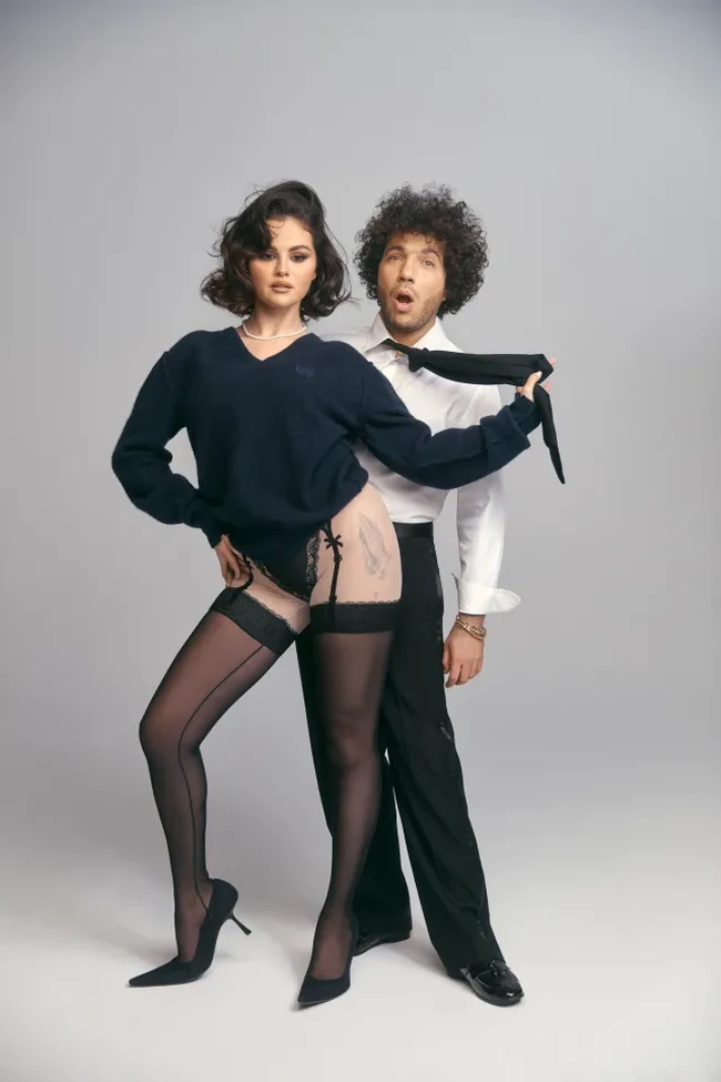 Beberapa foto lainnya lebih berani dan edgy, seperti potret Selena yang mengenakan sweater hitam oversized dipadukan dengan stocking transparan. Foto: Instagram/@interviewmag