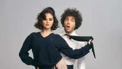 8 Pose Quirky Selena Gomez dan Benny Blanco, Bikin Heboh Internet