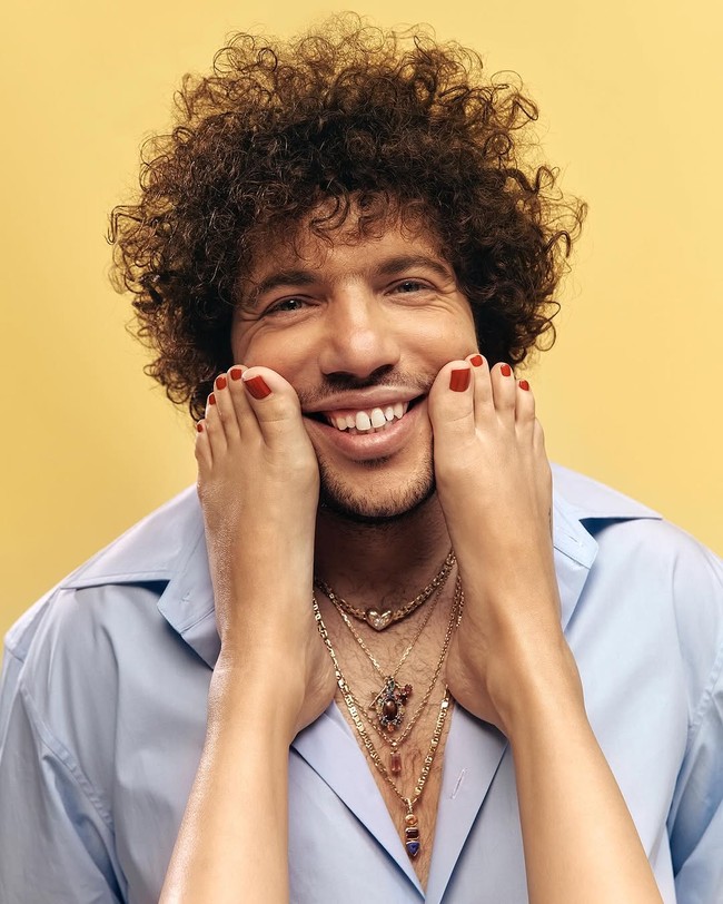 Proyek ini merupakan kolaborasi musik  dengan tunangannya sendiri, Benny Blanco. “Kami tidak sabar berbagi proyek spesial ini dengan kalian,” tulis Selena di Instagram. Foto: Instagram/@interviewmag