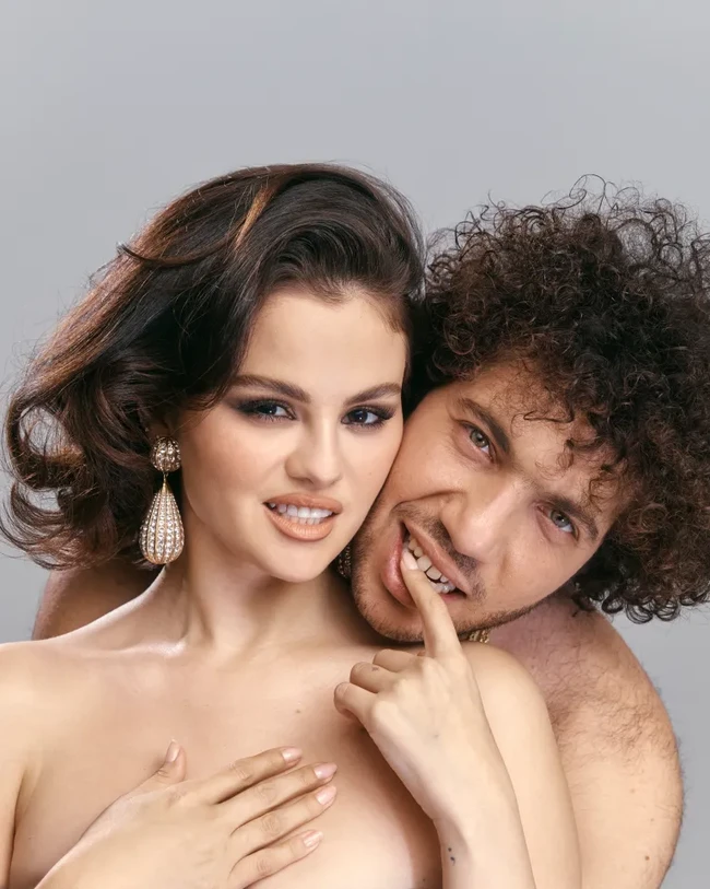 Selena dan Benny tampil dalam berbagai konsep foto yang mencuri perhatian. Majalah tersebut mulai membagikan potongan-potongan eksklusif dari pemotretan ini di Instagram pada Jumat, 14 Februari, dan langsung jadi perbincangan. Foto: Instagram/@interviewmag