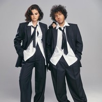 Pasangan yang sudah dua tahun berpacaran itu tampil kompak dengan setelan Loewe mereka yang effortlessly stylish. Keduanya mengenakan kemeja putih klasik dengan dasi satin yang sengaja dibiarkan sedikit terbuka, lalu dipadukan dengan blazer pinstripe oversized dan celana high-waisted. Foto: Instagram/@interviewmag