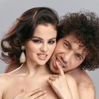 Selena dan Benny tampil dalam berbagai konsep foto yang mencuri perhatian. Majalah tersebut mulai membagikan potongan-potongan eksklusif dari pemotretan ini di Instagram pada Jumat, 14 Februari, dan langsung jadi perbincangan. Foto: Instagram/@interviewmag