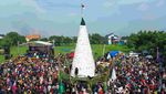 Serunya Berebut Tumpeng Tempe di Sidoarjo