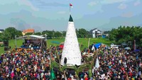 Warga berkerumun di sekitar tumpeng tempe setinggi 12 meter yang akan diperebutkan.