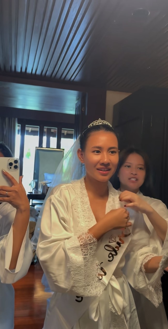 Seperti calon pengantin di acara bridal shower pada umumnya, Shenina juga tampak mengenakan selempang bertuliskan ‘Bride to be’ serta mahkota dan veil di kepalanya. Foto: Instagram/@ameliapratiwi47
