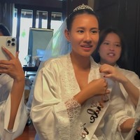 Seperti calon pengantin di acara bridal shower pada umumnya, Shenina juga tampak mengenakan selempang bertuliskan ‘Bride to be’ serta mahkota dan veil di kepalanya. Foto: Instagram/@ameliapratiwi47