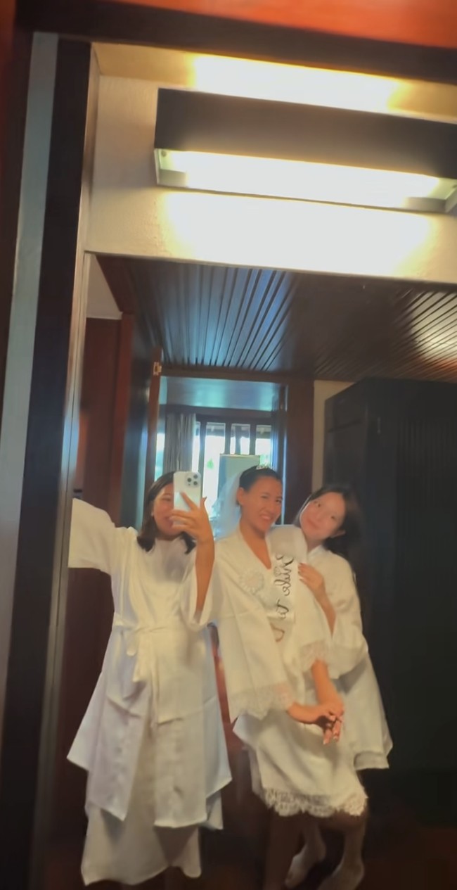 Shenina juga tampak berganti pakaian agar kompak dengan kedua sahabatnya. Terlihat ketiganya yang berpakaian simpel serba putih. Foto: Instagram/@ameliapratiwi47