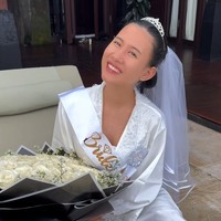 Meski kejutan bridal shower untuk Shenina tampak simpel, namun banyak yang memuji, menyebut bridal shower Shenina tersebut terlihat elegan. Ditambah dengan kue sederhana yang juga berwarna putih, hanya dihiasi dengan tulisan ‘From Miss to Mrs’. Foto: Instagram/@ameliapratiwi47