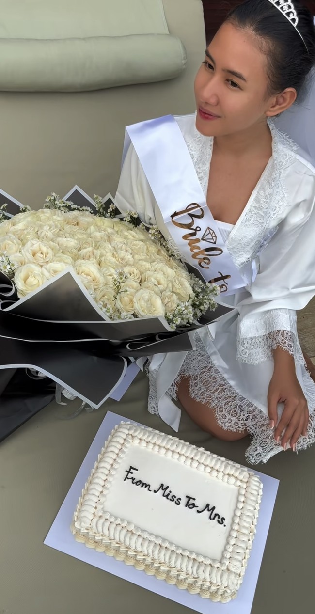 Shenina juga terlihat tetap cantik dengan gaya naturalnya. “Kayak gini lho bridal shower gt, simple, elegant, ga di cemong2in ga pake kue aneh2,” komentar salah seorang netizen. “Simple elegant, estetik sampai kue”nya pun simple gak yg gambar aneh” kebanyakan,” tambah netizen lain. Foto: Instagram/@ameliapratiwi47