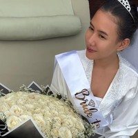 Shenina juga terlihat tetap cantik dengan gaya naturalnya. “Kayak gini lho bridal shower gt, simple, elegant, ga di cemong2in ga pake kue aneh2,” komentar salah seorang netizen. “Simple elegant, estetik sampai kue”nya pun simple gak yg gambar aneh” kebanyakan,” tambah netizen lain. Foto: Instagram/@ameliapratiwi47