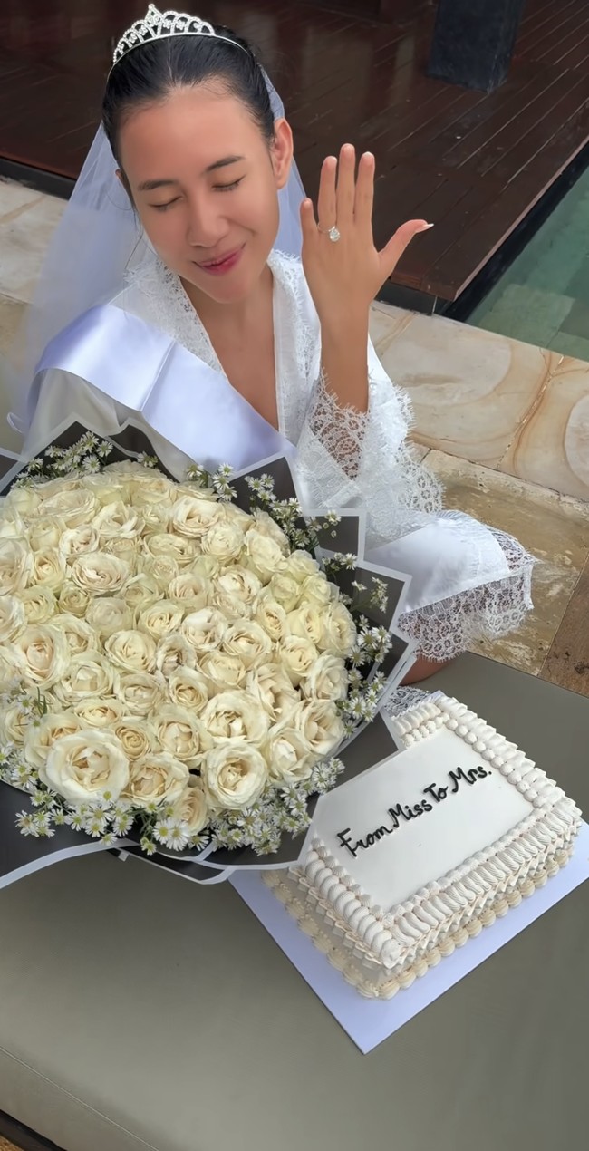 Dalam video tersebut juga terlihat foto Shenina yang sedang berpose bersama buket bunga dan kue bridal showernya sambil memamerkan cincin tunangan yang sudah melingkar di jari manisnya. Foto-foto pertunangan Shenina dan Angga juga belakangan ini terlihat baru diungkap ke publik. Foto: Instagram/@ameliapratiwi47