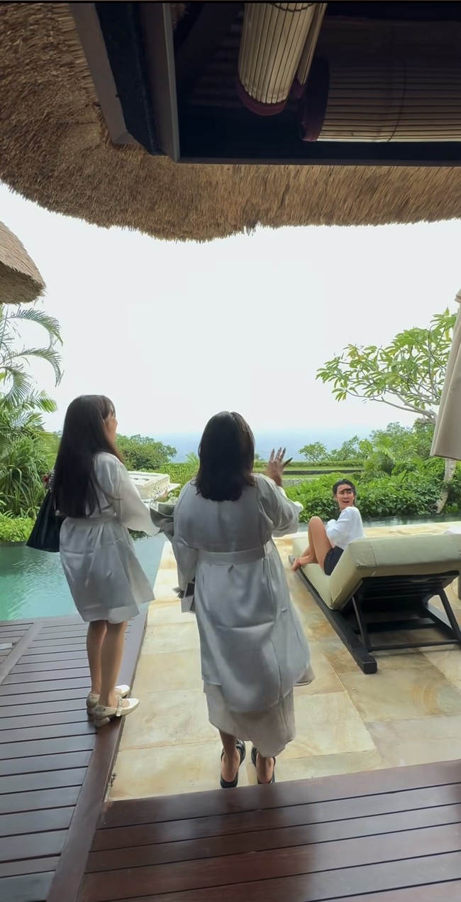 Baru terungkap ke publik, rupanya Shenina Cinnamon sempat mendapat kejutan bridal shower dari 2 sahabatnya jelang menikah. Dalam video yang dibagikan terlihat Shenina yang begitu terkejut melihat kedua sahabatnya yang tiba-tiba hadir membawa bunga dan kue. Foto: Instagram/@ameliapratiwi47