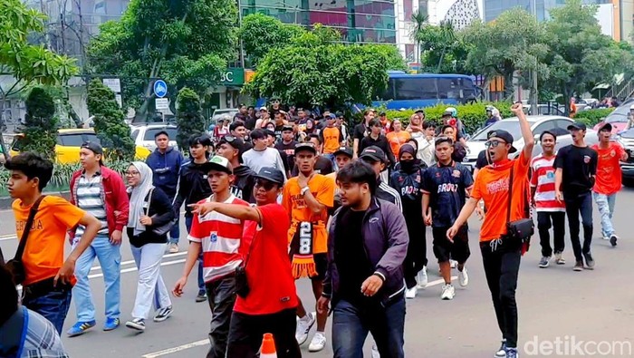 Suasana di sekitar Stadion Patrior Chandrabhaga jelang Persija vs Persib Bandung