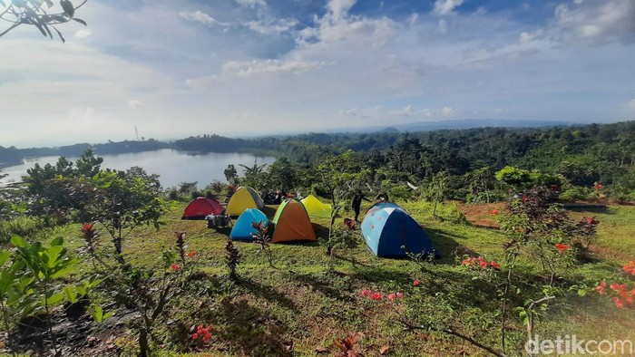 Suasana kamping di Bukit Syahdu di Desa Sitiluhur Kecamatan Gembong, Minggu (16/2/2025).
