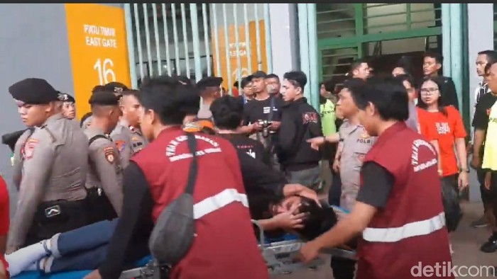 Suporter yang terluka pascakericuhan di Stadion Chandrabhaga, Bekasi saat laga Persija vs Persib