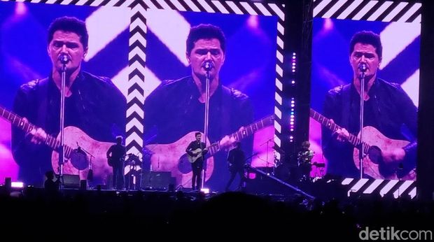 The Script guncangkan panggung Surabaya dengan lagu Superheroes.