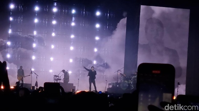 The Script guncangkan panggung Surabaya dengan lagu Superheroes.