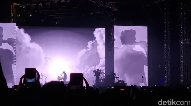 The Script guncangkan panggung Surabaya dengan lagu Superheroes.