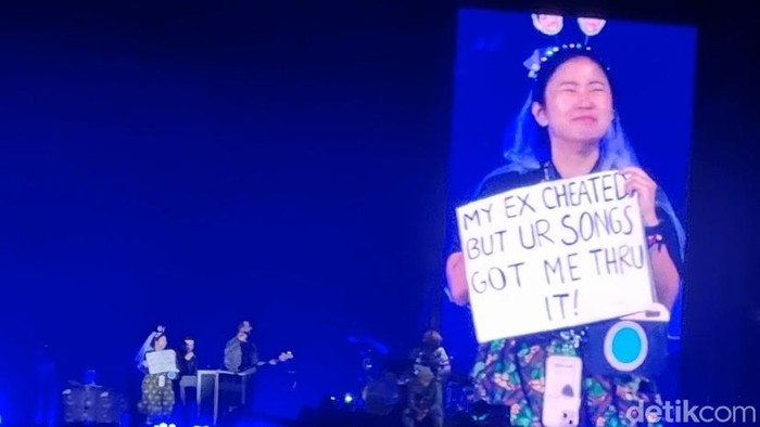 The Script guncangkan panggung Surabaya dengan lagu Superheroes.