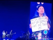 Vokalis The Script Minta Penonton Telepon Mantan Pacarnya yang Selingkuh