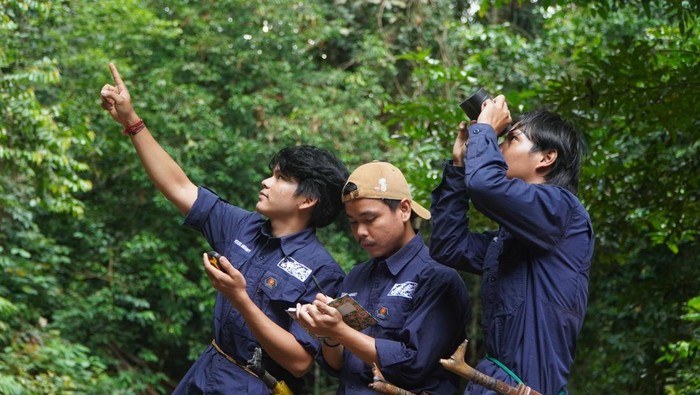 Tiga pemuda Dayak Wehea yang bertugas sebagai Petkuq Mehuey untuk menjaga Hutan Lindung Wehea-Kelay, di Kutim, Kalimantan Timur.