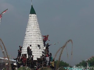 40 Warga Kecopetan Saat Ikuti Gerebeg Gunungan Tempe Raksasa di Sidoarjo