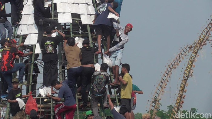 Tradisi gerebeg gunungan tempe raksasa