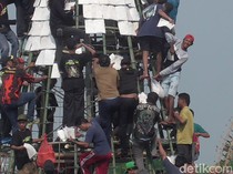 Kecopetan Massal Warnai Tradisi Gunungan Tempe Raksasa di Sidoarjo