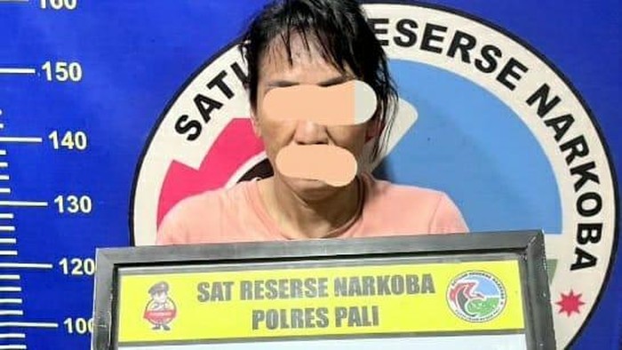 Wanita paruh baya ditangkap karena jual sabu di rumah