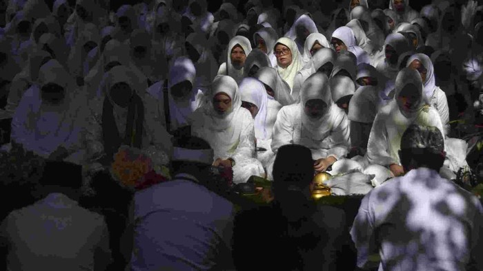 Sejumlah tokoh adat dan masyarakat membawa kembang menuju makam KH Eyang Penghulu Gusti saat tradisi adat Nyepuh di Desa Ciomas, Kecamatan Panjalu, Kabupaten Ciamis, Jawa Barat, Minggu (16/2/2025). Tradisi budaya Nyepuh yang merupakan upacara adat warga Desa Ciomas secara turun temurun tersebut untuk mensucikan diri lahir dan batin sebelum melaksanakan ibadah puasa di bulan suci Ramadan, diantaranya bersih-bersih makam, ziarah kubur, tawasul, menanam pohon dan makan nasi tumpeng bersama.