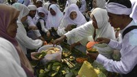 Mereka juga menyantap nasi tumpeng dalam rangkaian tradisi Nyepuh.  