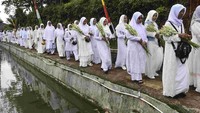 Sejumlah tokoh adat dan masyarakat menghadiri tradisi Nyepuh dengan mengenakan pakaian serba putih, Minggu (16/2/2025).